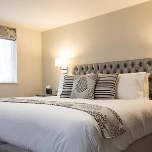 The Maple Manor 4* Crawley (West Sussex)